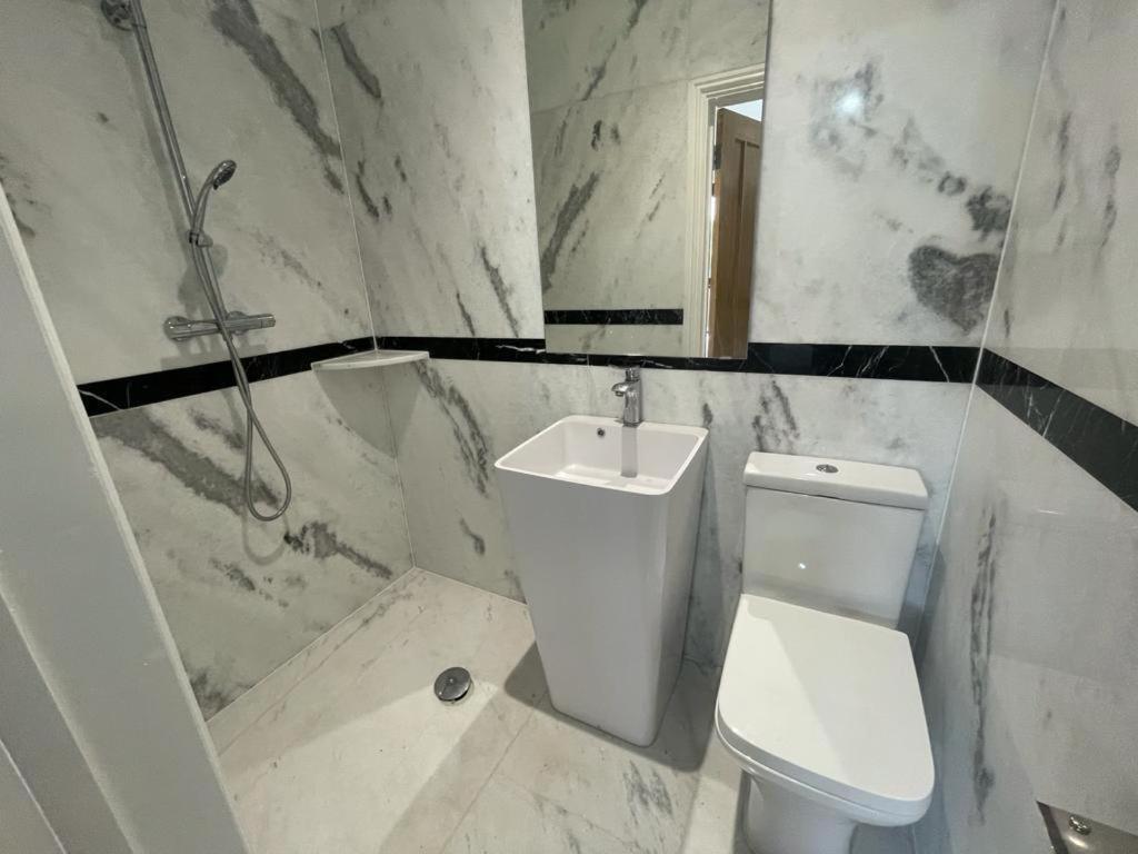 371 Cranbrook Rd Ig2 Hotel Ilford Eksteriør billede