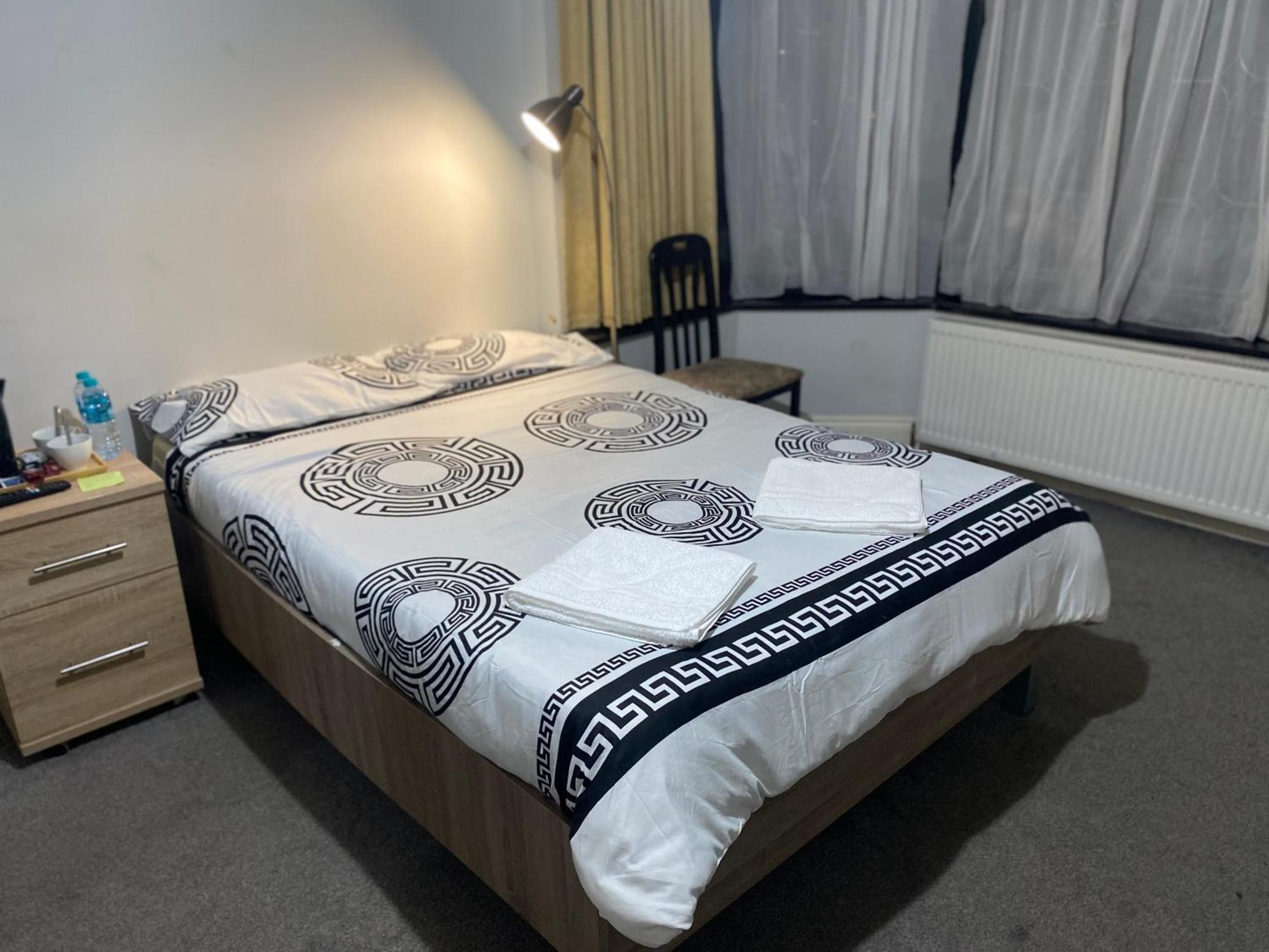 371 Cranbrook Rd Ig2 Hotel Ilford Eksteriør billede