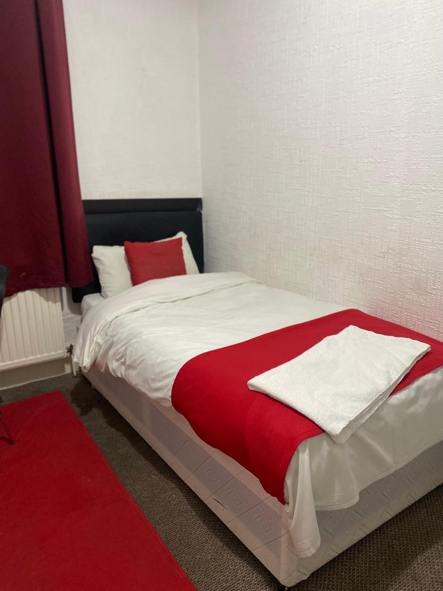 371 Cranbrook Rd Ig2 Hotel Ilford Eksteriør billede
